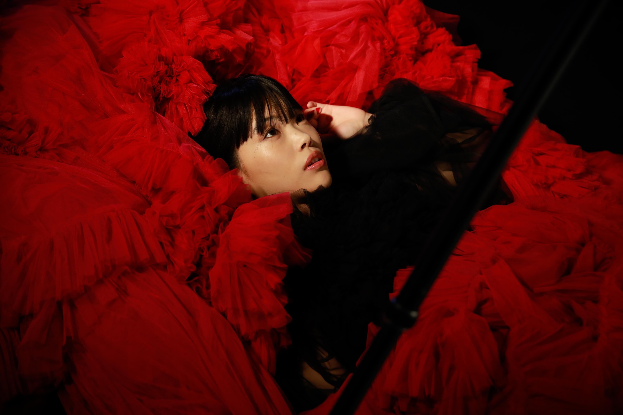 「BORN SICK」ジャケット撮影オフショットをアイナ荘限定公開！！