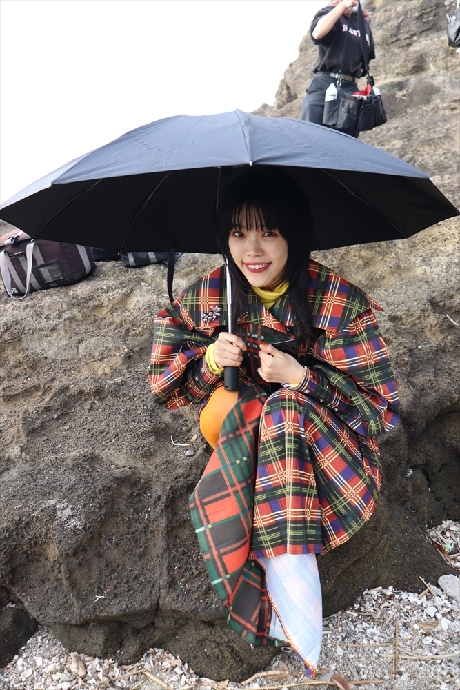 STAFF solo 1st AL『THE END』収録曲、只いま先行配信中の「金木犀」ミュージックビデオのオフショット写真をアイナ荘限定公開！！