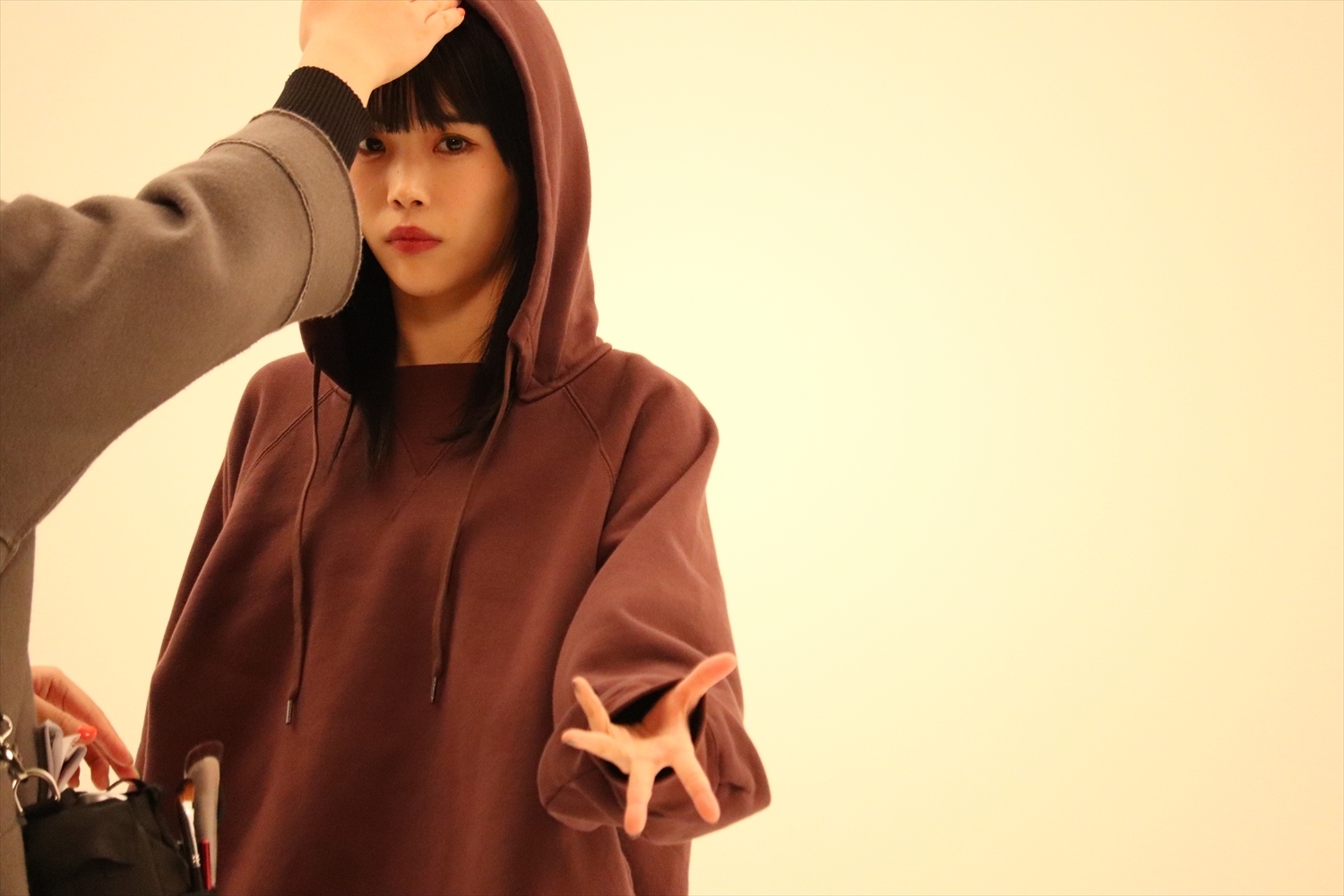 STAFF solo 1st AL『THE END』収録曲、「スイカ」ミュージックビデオのオフショット写真をアイナ荘限定公開！！