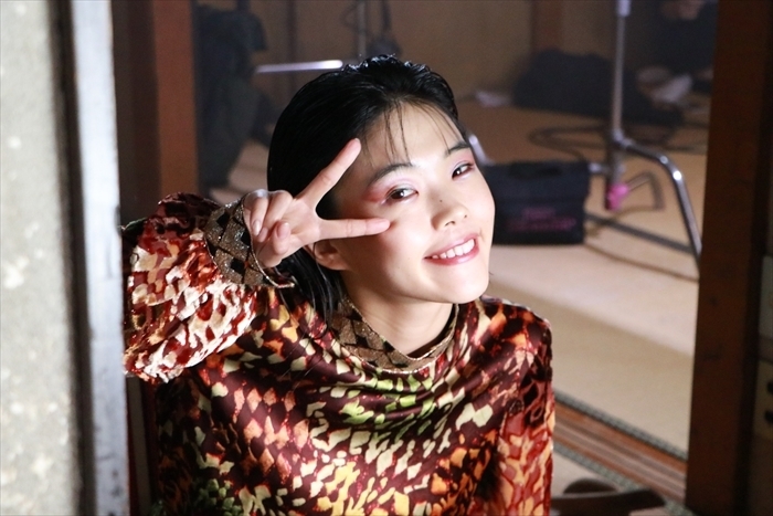STAFF solo 1st AL『THE END』収録曲、只いま先行配信中の「虹」ミュージックビデオのオフショット写真をアイナ荘限定公開！！